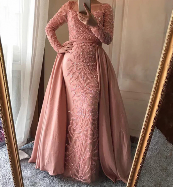 Gaun dengan lengan transparan berhiaskan kristal